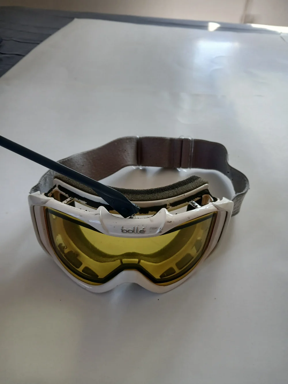 bolle Ski Snowboard Goggles White Frame with Yellow Lens and Gray Strap